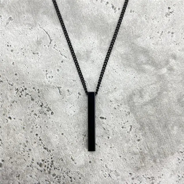Halskette mit rechteckigem Anhänger